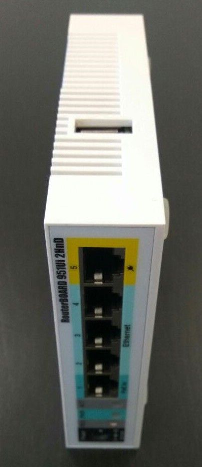 MikroTik RB951Ui-2HnD оснащен портом USB 2.0